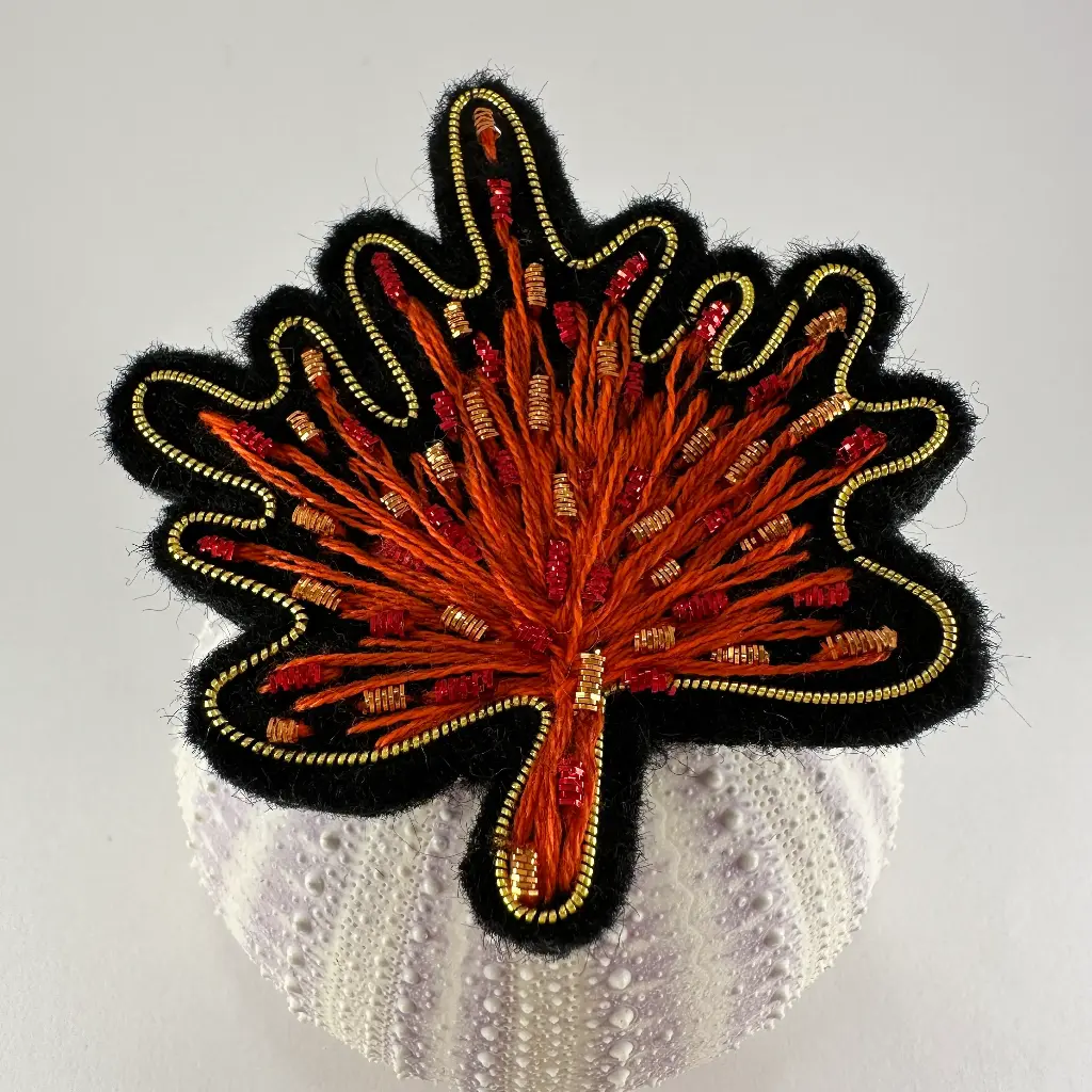 Enya création broche érable rouge