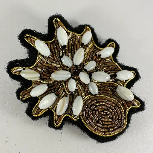 Enya création broche Coquillage et perles